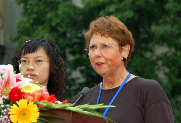 十五周年校庆图片：外籍教师代表在棠湖中学建校十五周年庆祝大会上发言