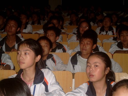 专心致志听讲座——棠湖中学开展爱眼护眼健康教育活动