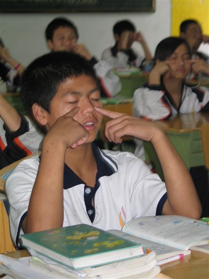 爱护眼睛别忘了每天做眼保健操——棠湖中学外语实验学校爱眼护眼健康教育活动