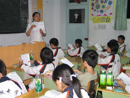 听听医生怎么讲——棠湖中学外语实验学校爱眼护眼健康教育活动</p><p>　　