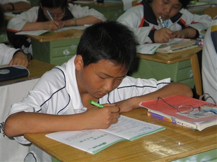 这上面的题难不倒我——棠湖中学外语实验学校爱眼护眼健康教育活动</p><p>　　