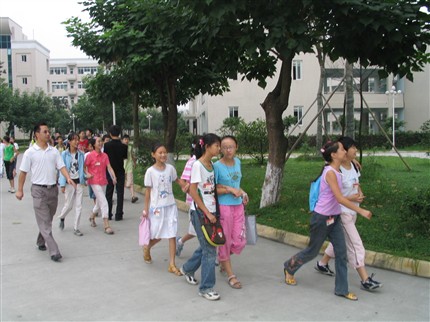 欢声笑语漫步青青校园