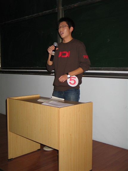 5号选手李易（高2008级十一班）——2005—2006学年度学生会干部换届选举</p><p>　　