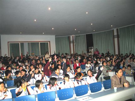 观众反应积极热烈——初2007级纪念“一二·九”暨百科知识竞赛