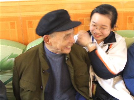 听爷爷讲故事(记初一年级新团员敬老院之行)