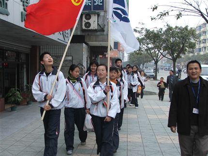 旗帜飘飘,引路人侧目(记初一年级新团员敬老院之行)