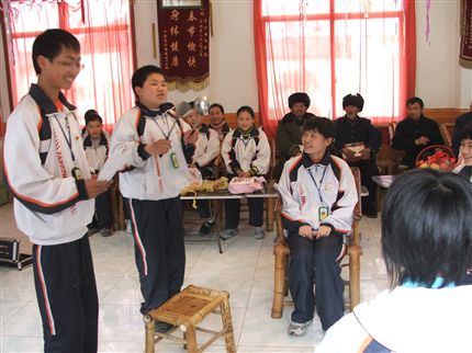 令人捧腹的小品《炊事班的故事》(记初一年级新团员敬老院之行)