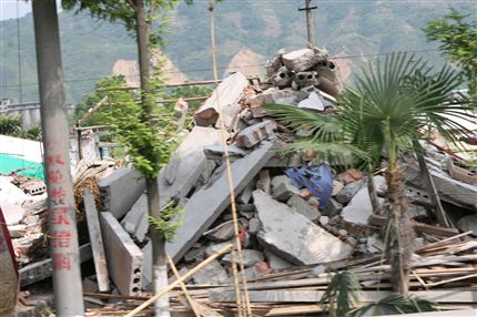 从绵阳——安县沿途受灾房屋、山体滑坡