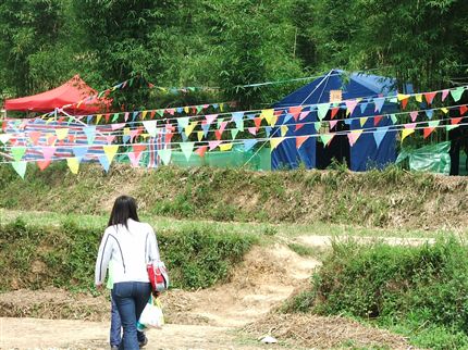 考察竹林间的临时帐篷幼儿园