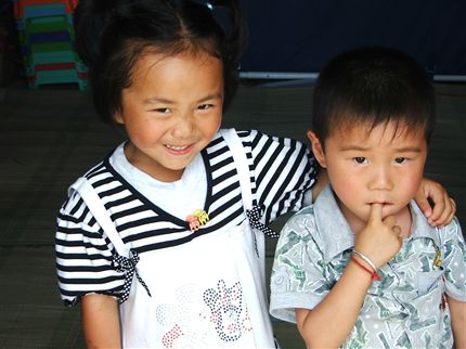 可爱的帐篷幼儿园孩子