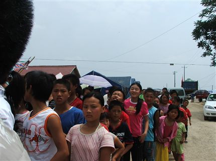 话音未落，孩子们已经自觉地排起长队，翘首期盼图书