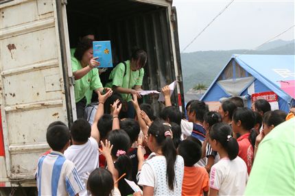 开始发书，孩子们高举的手、求知的渴望让我们感动……