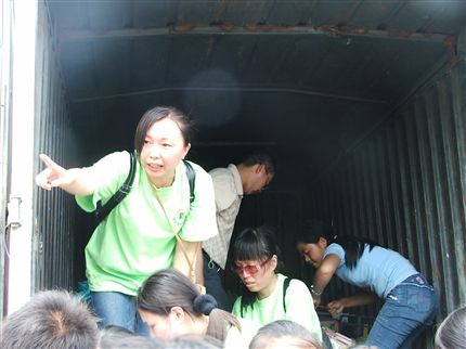 烈日当空，帮助我们发书的志愿者、当地女孩、叶老师等汗如雨下