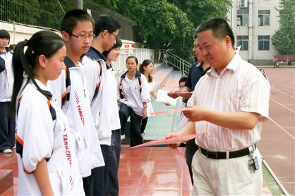 棠湖中学隆重举行五月"星级班集体"授牌仪式