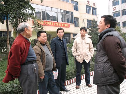 考察组在重庆八中考察学习