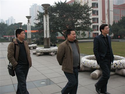 考察组在重庆巴蜀中学学习取经