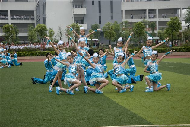 棠外附小喜获双流县第十届中小学生艺术节百人集体舞比赛特等奖