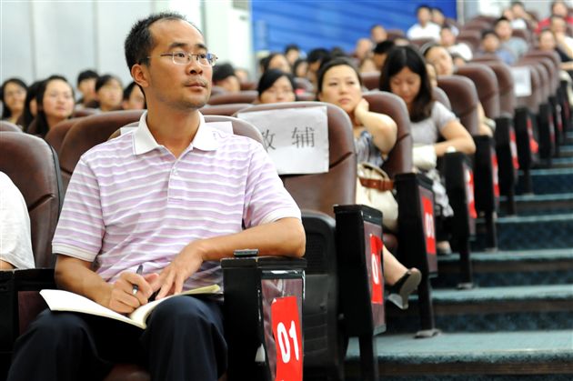 棠中外语学校2011年全校教职工大会圆满举行