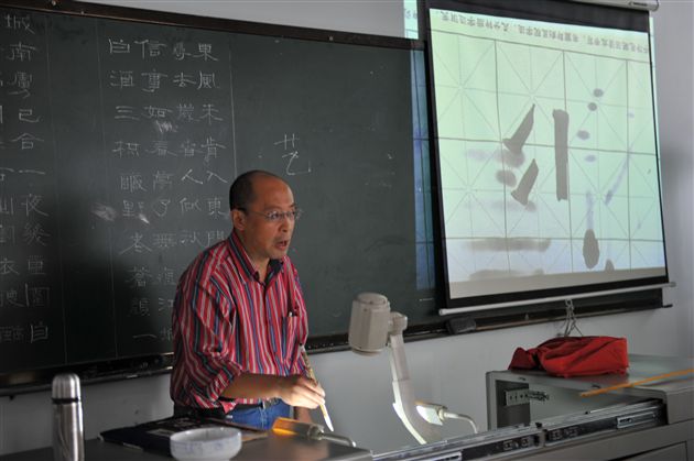 棠外教师郭彦飞为全县高中美术书法教师作书法讲座