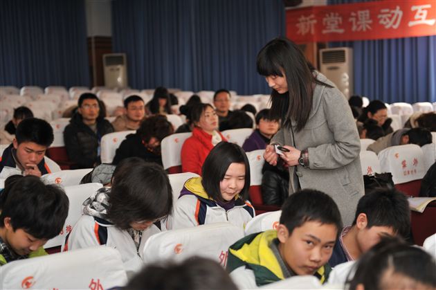 高雅情趣气自华 直面挫折享人生——记初三年级主题班会课