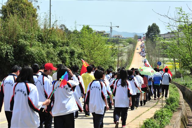 践行时代雷锋精神 感受现代田园建设——棠外初2013届“学雷锋”综合实践活动