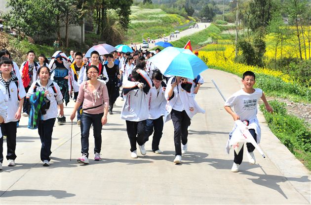 践行时代雷锋精神 感受现代田园建设——棠外初2013届“学雷锋”综合实践活动