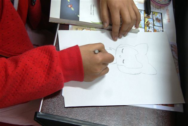 棠外附小教师王宪龙为双流小学美术教学研讨活动献课