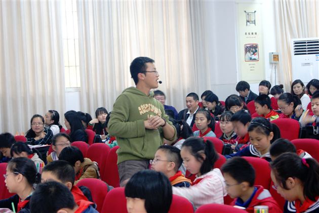 棠外附小教师王宪龙为双流小学美术教学研讨活动献课