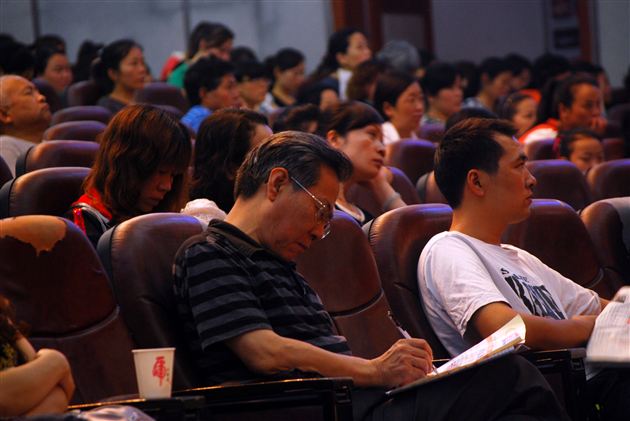 棠外初2013届举行“为初三学习作准备”的家庭教育报告会
