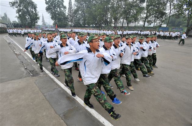 棠中外语学校初2011级学生国防教育军事训练活动圆满完成