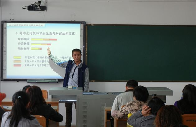 棠中外语学校初中政治教师袁成受邀在县研培中心作专题讲座