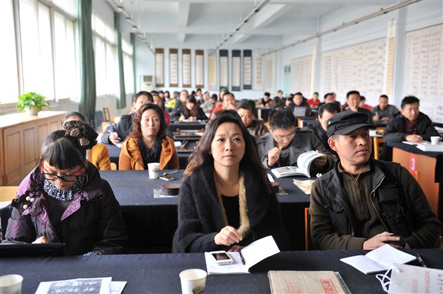 棠中外语学校书法教师郭彦飞为成都市高中美术书法教师作书法知识讲座