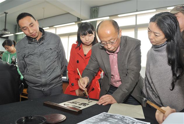 棠中外语学校书法教师郭彦飞为成都市高中美术书法教师作书法知识讲座