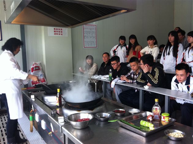 棠中外语学校国际班高2013级综合实践课——川菜烹饪