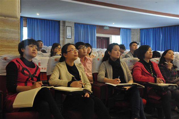 棠中外语学校初中部第二次修身班会课专题研讨会圆满完成