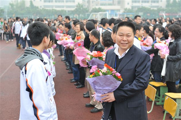 棠中外语学校举行高2013届成人仪式暨高考动员大会