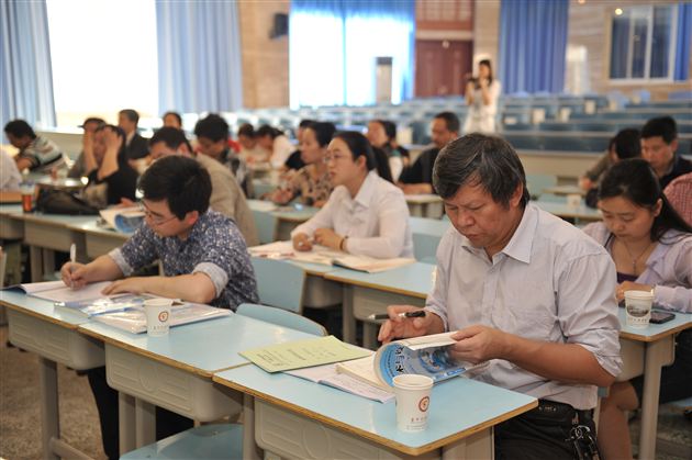 “2013成都市通用技术学科教研活动”在棠中外语学校举行