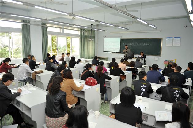 棠中外语学校黄学强老师应邀为县物理教师做专题讲座