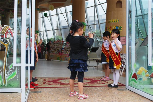 晨间的一道风景线——记棠外实验幼稚园礼仪教育