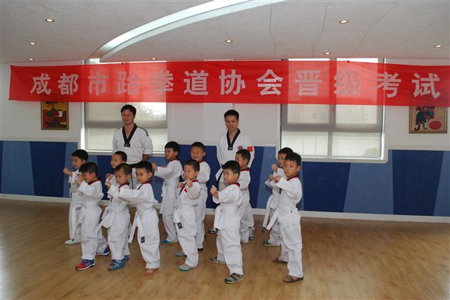 棠外实验幼稚园跆拳道班小朋友顺利通过考级