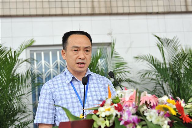 棠外常务副校长兼总务主任王天贵代表棠外董事长、党总支书记、校长黄光成向全体教职工致以节日的问候和祝福并作重要讲话