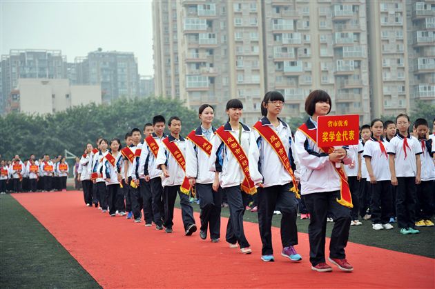 棠中外语学校隆重举行2013—2014学年度开学典礼暨第二十九个教师节庆祝表彰大会