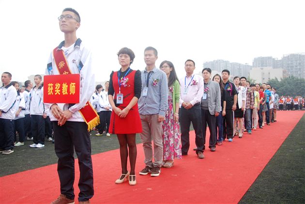 棠中外语学校隆重举行2013—2014学年度开学典礼暨第二十九个教师节庆祝表彰大会