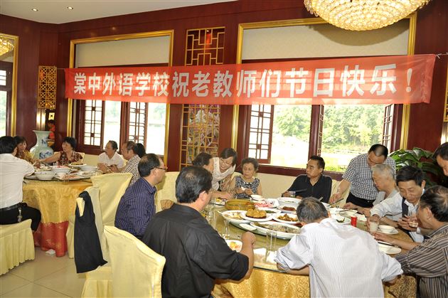 夕阳无限好，重阳共欢乐——记棠中外语学校重阳节敬老活动