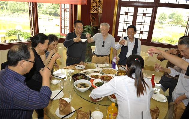 夕阳无限好，重阳共欢乐——记棠中外语学校重阳节敬老活动