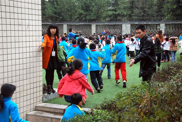 为生命赢得时间——棠外附小成功组织学生紧急逃生疏散演练活动