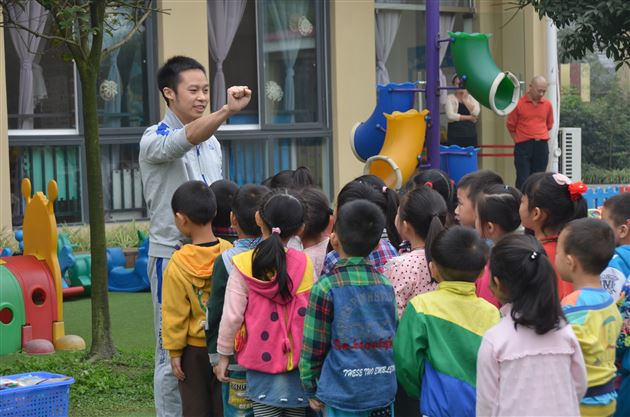 合作互助·手拉手——记棠外实验幼稚园与郫县稚力佳幼儿园结对子活动