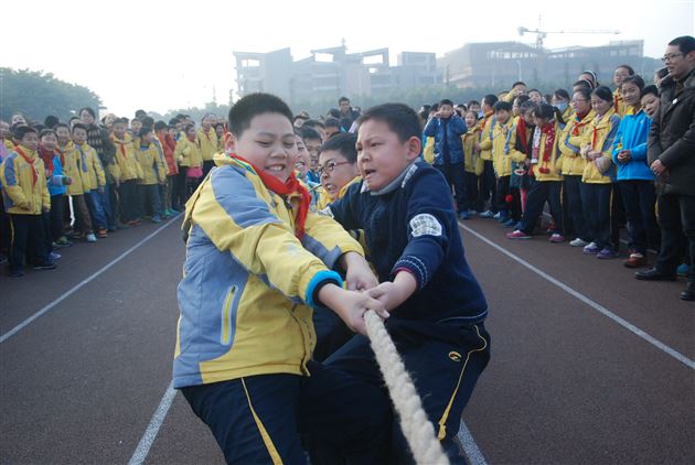 同心协力争第一 ——棠外附小成功举行冬季拔河比赛