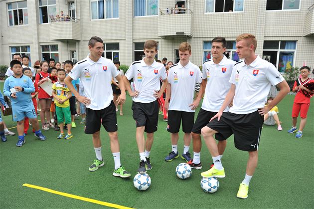 斯洛伐克U18国家足球队访问棠外附小