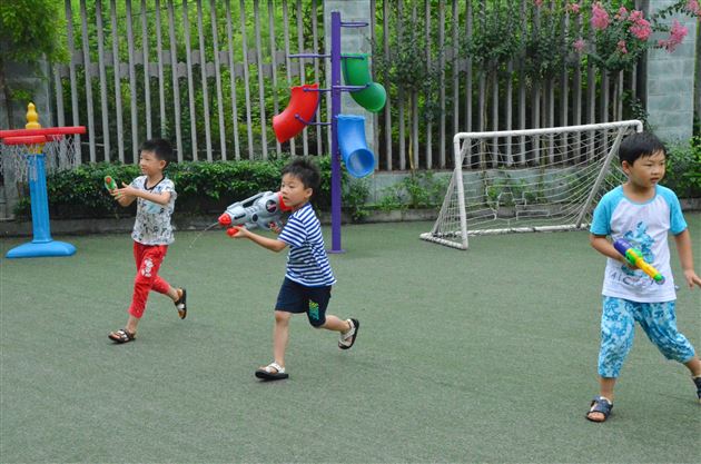 “冰凉一夏”——记棠外实验幼稚园大班“打水仗”活动